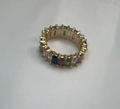 Goldener C-förmiger Ear Cuff mit bunten Zirkonia im Baguetteschliff im Regenbogen-Stil - bunt