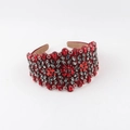 Detalle de diadema barroca con pedrería de marquesina roja y gris en diseño floral - Estilo Floral Pesado Rojo Gris Humo (B)
