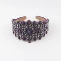 Detalle de diadema barroca ancha con cristales morados y grises en diseños florales - Estilo Geométrico Simétrico Morado Gris Humo (C)