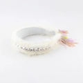 Detalle de diadema de piel de visón blanca con cristales brillantes y flecos de cuentas - Blanco (B)