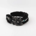 Detalle de una diadema de lujo en felpa negra con flores de pedrería y cristales - Negro