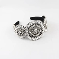 Dettaglio di cerchietto barocco di lusso con cristalli scintillanti su velluto nero - Stile Fiore Argento Trasparente (D)