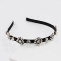 Cerchietto intrecciato minimalista con fiori di strass e perle su base nera - Elegante Stile Floreale (A)