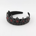 Vista detallada de la corona gótica de novia con cristales rojos y cuentas negras - Diamantes de Imitación Rojos