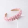 Vue détaillée du serre-tête rose perlé avec cristaux tissés et finition en satin - Rose
