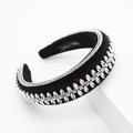 Dettaglio di un cerchietto di lusso in velluto con strass marquise e cristalli scintillanti - Stile B