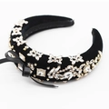 Dettaglio del cerchietto in velluto nero con fiocco di cristalli scintillanti e strass - Nero