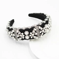 Dettaglio del cerchietto imbottito di lusso con perle bianche e strass scintillanti - Nero