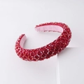 Detalle de diadema acolchada roja con cristales brillantes y forro de satén fino - Rojo Oscuro