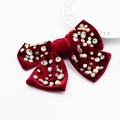 Barrette à cheveux avec nœud en velours bordeaux, perles blanches et strass brillants - Style Strass Grand Rouge