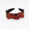 Primer plano de diadema barroca con diamantes de imitación rojos y motivos florales - Rojo
