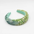 Dettaglio di cerchietto in velluto verde menta con foglie ricamate e strass - Verde