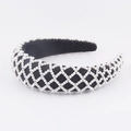 Diadema de esponja negra chic con un elegante diseño de malla de perlas blancas - Negro
