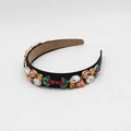 Dettaglio di cerchietto barocco in tessuto con strass colorati e pietre preziose a forma d'uva - Nero