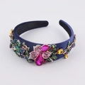 Dettaglio del cerchietto in velluto con strass colorati e decorazioni floreali in metallo - Blu