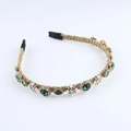 Detalle de diadema dorada con cristales esmeralda, perlas blancas y flores de cristal - Verde