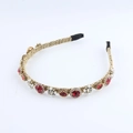 Detalle de diadema barroca con gemas rojas y perlas sobre montura dorada - Rojo