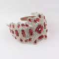 Dettaglio macro del cerchietto barocco con cristalli rossi e strass argentati lucidi - Strass Rosso Base Argento (D)