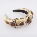 Detalle de diadema barroca ancha con pedrería colorida y bordados florales - Amarillo