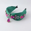 Détail du serre-tête en satin vert avec strass roses et pendentif en cristal en poire - Vert