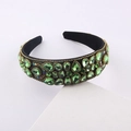 Dettaglio di cerchietto barocco largo con cristalli smeraldo e strass oro vintage - Verde