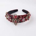 Detalle de diadema barroca con pedrería roja y flores de metal dorado en tela bordada - Rojo