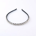 Detalle de cerca de una diadema negra con racimos de diamantes de imitación y diseño elegante - Plateado