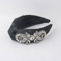 Nahaufnahme von elegantem schwarzen Satin-Stirnband mit Kristallblumen und Silberperlen - Schwarz