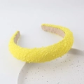 Dettaglio del cerchietto imbottito giallo con tessuto a maglia e fodera antiscivolo - Giallo