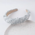 Dettaglio del tessuto in tweed grigio argento con fili metallici lucidi sul cerchietto - Grigio