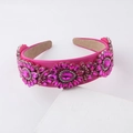 Dettaglio del cerchietto in velluto rosa con strass lucidi disposti in motivi floreali - Rosa Rosso