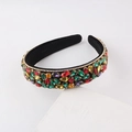 Primer plano de diadema ancha de terciopelo con brillantes de colores en gota - Multicolor