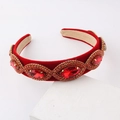 Dettaglio del cerchietto in velluto rosso con grandi pietre marquise e strass scintillanti - Rosso