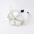 Dettaglio del cerchietto in raso bianco con fiore di strass e nappe di perle - Bianco