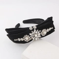 Elegante cerchietto in velluto nero con strass luccicanti e perle bianche - Nero