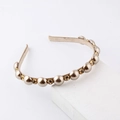 Diadema elegante con perlas champán y diamantes de imitación ámbar sobre fondo blanco puro - café