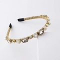 Elegante diadema trenzada dorada con flores de camelia blancas, perlas y cristales brillantes - Blanco