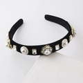 Detail van zwarte fluwelen haarband met witte camelia bloem, parels en glanzende strass - Witte Bloemen