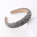 Elegante diadema ancha acolchada con cristales brillantes y perlas sobre forro de ante - gris oscuro