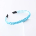 Dettaglio del cerchietto con perle di cristallo azzurro con fodera in raso e punte morbide - Azzurro