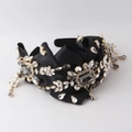 Detalle de la diadema barroca con cinta negra, borlas y cristales brillantes de lujo - Negro