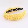 Diadema de tela amarilla con flores, lentejuelas y detalles de perlas elegantes - Amarillo Brillante