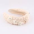 Diadema anudada beige elegante con perlas, lentejuelas y flores de malla 3D - Beige