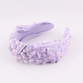 Detalle de diadema de tela lavanda con nudo, perlas y apliques florales elegantes - Lavanda