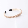 Dettaglio del cerchietto con cristalli champagne e fodera in tessuto beige da donna - Oro chiaro