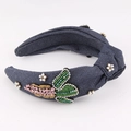 Cerchietto a nodo in denim blu scuro con perle e strass su sfondo bianco puro - Blu Scuro(C)