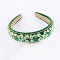 Dettaglio di un cerchietto di lusso in velluto verde scuro con strass scintillanti - Base Verde Scuro con Pietre Verdi (D)