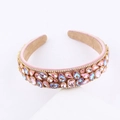 Détail d'un serre-tête en velours rose orné de strass colorés et cristaux étincelants - Base Rose avec Pierres Bleues (E)