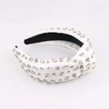 Dettaglio del cerchietto bianco annodato con strass di cristallo di varie forme su raso - Bianco (C)