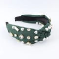 Diadema de pana verde oscuro a la moda con perlas de corazón y cristales sobre fondo blanco - Estilo Rayado Verde Oscuro